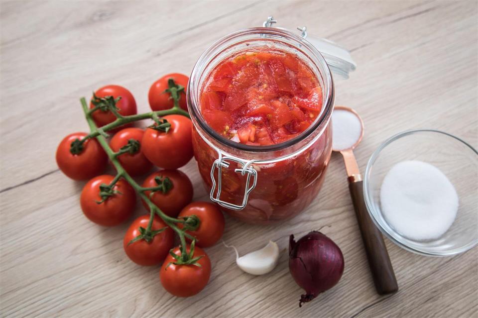 Tomaten im Überfluss? Wie wäre es mit fermentierten Tomaten mit Knoblauch und roten Zwiebeln?Christin Klose/dpa-tmn