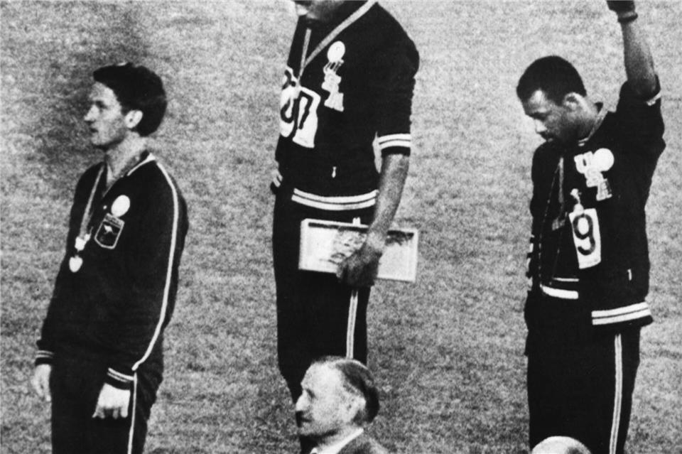 Tommie Smith (M) und John Carlos recken die Faust in die Luft.DB/dpa
