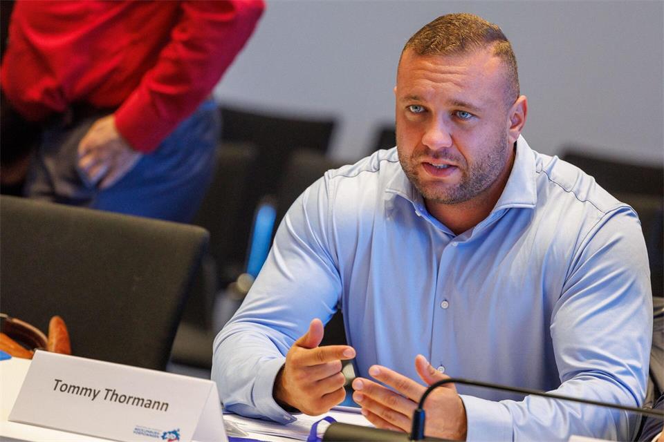 Tommy Thormann, Abgeordneter der AfD-Fraktion im Schweriner Landtag, zeigte sich nicht zum ersten Mal mit der umstrittenen Handhaltung. (Archivbild)Jens Büttner/dpa