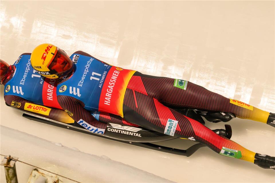Toni Eggert und Florian Müller (Deutschland) fahren im ersten Lauf den Eiskanal in Altenberg herunter. Robert Michael/dpa
