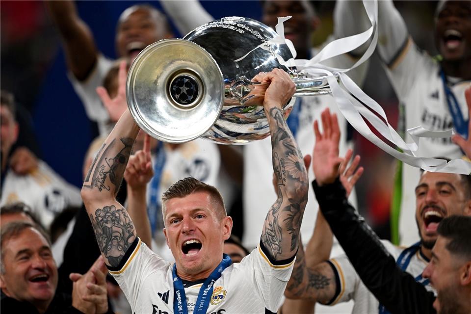 Toni Kroos wird als Deutscher Fußball Botschafter geehrt.