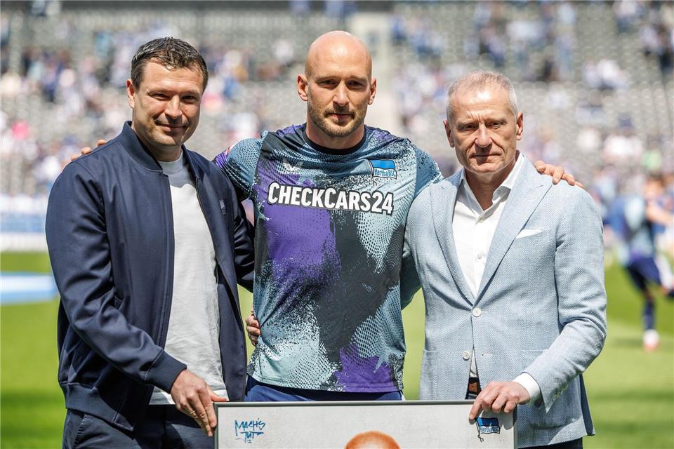 Toni Leistner (m) wurde beim letzten Heimspiel der Saison verabschiedet. (Archivbild)Andreas Gora/dpa