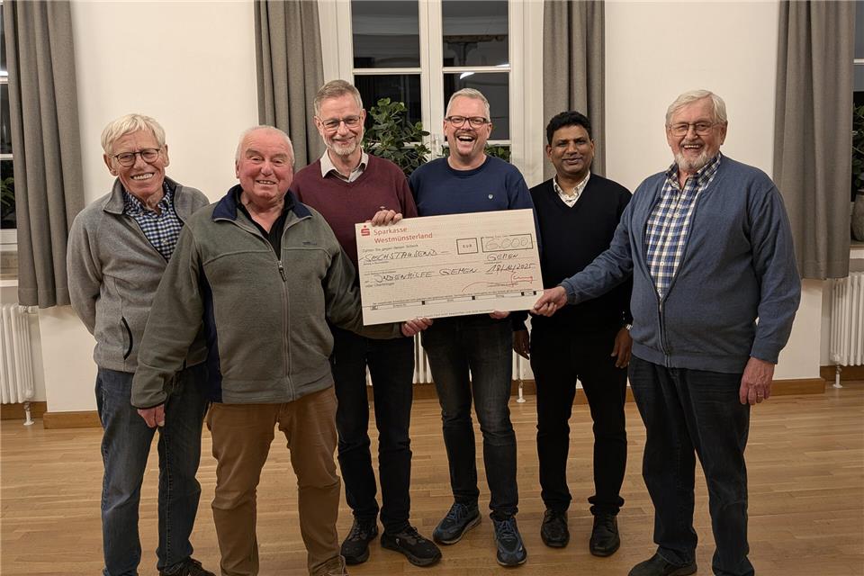 Toni Thonemann, Christian Jung, Peter Sonntag, Mario Elting (alle Verein Sonne für Gerechtigkeit), Pater Siju Joseph Vechurettickal (Pfarrgemeinde Christus-König) und Hubert Gehling (Indienhilfe) (v.l.) freuen sich über die Spende.