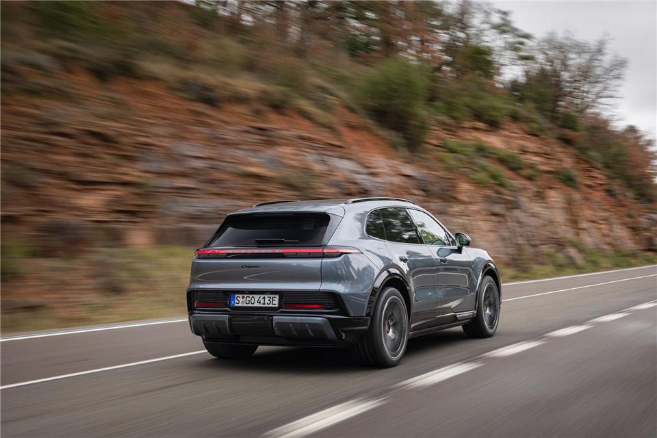 Tonnenschwer und trotzdem ein richtig wuseliges Kerlchen: Zur Leichtfüßigkeit trägt auch eine Hinterachslenkung bei. Porsche AG/dpa-tmn