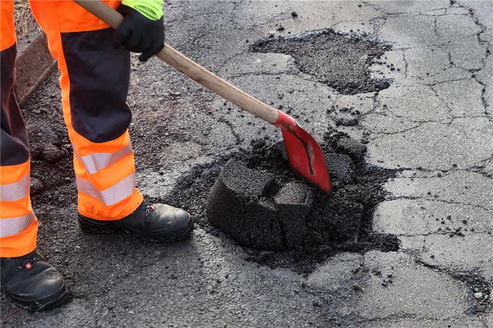 Tonnenweise Kaltasphalt haben Städte in MV in dieser Saison bereits eingesetzt. (Archivbild)Bernd Wüstneck/dpa