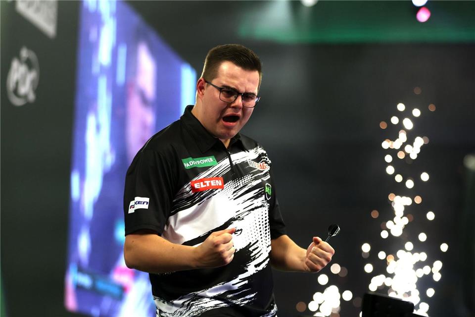 Top-Duell zur Primetime: Van Veen fordert Luke Humphries.Steven Paston/PA Wire/dpa