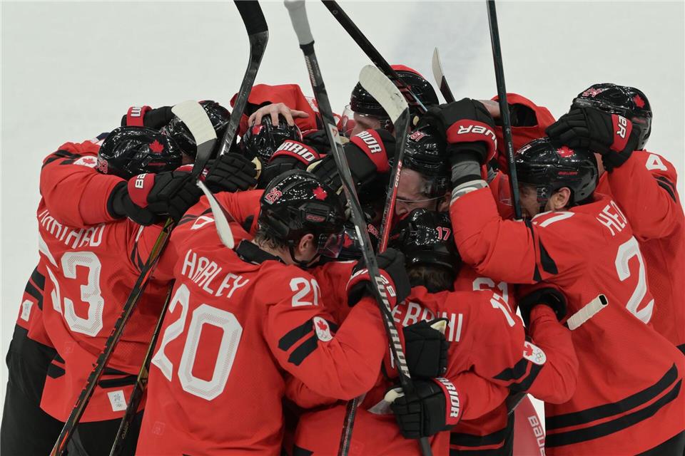 Top-Favorit Kanada rettete sich mit einem Sieg in der Overtime ins Halbfinale.Peter Kneffel/dpa