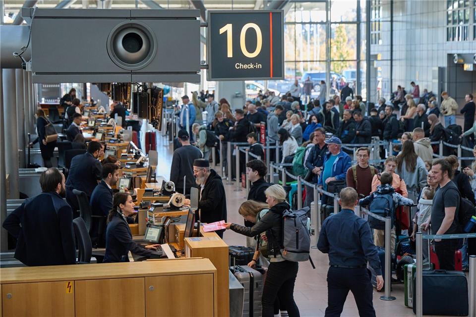 Großer Andrang zum Ferienbeginn am Hamburger Flughafen Top-Reiseziele sind Antalya in der Türkei, gefolgt von Mallorca. Georg Wendt/dpa