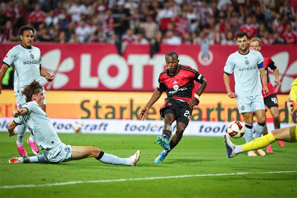 Topstürmer Mohamed Ali Zoma bleibt diese Saison in Nürnberg.Daniel Karmann/dpa