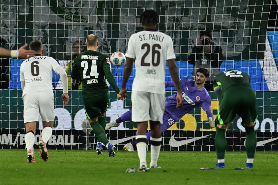 Tor-Debüt: Christian Eriksen schießt per Handelfmeter seinen ersten Bundesliga-Treffer für den VfL Wolfsburg.Swen Pförtner/dpa