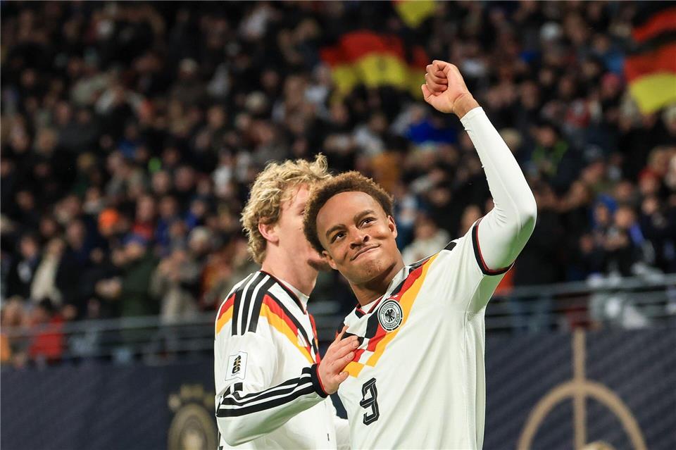 Tor beim Länderspieldebüt: Assan Quédraogo (r) jubelt mit Nick Woltemade. (Archivbild) Jan Woitas/dpa