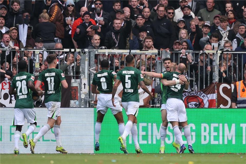 Tor der Hoffnung: Konstantinos Koulierakis (2.v.r.) jubelt über die Wolfsburger Führung. Christian Charisius/dpa