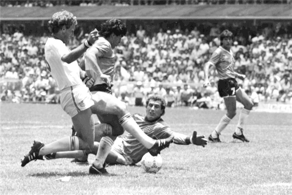 Tor des Jahrhunderts: Maradonas 2:0 gegen Shilton im selben Spiel. (Archivbild)Uncredited/AP/dpa