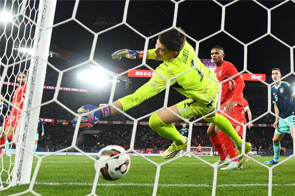 Tor nach einer Ecke: Der Schweizer Torwart Gregor Kobel kann den Kopfball von Jonathan Tah nicht halten. (Archivbild)Tom Weller/dpa