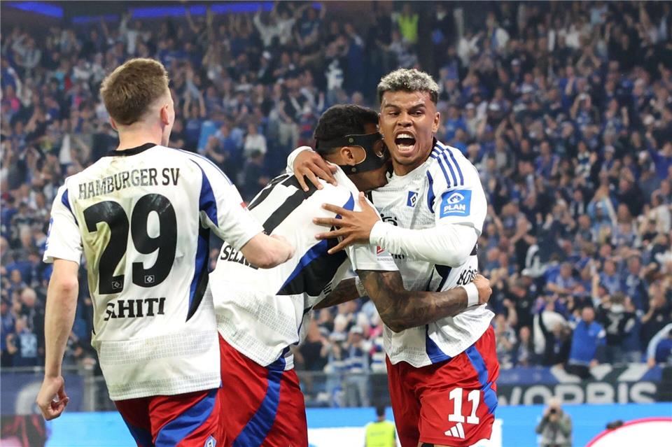 Tor zum 2:1: Hamburgs Ransford Königsdörffer (r) jubelt mit seinen Teamkollegen.Christian Charisius/dpa