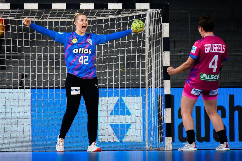 Sieg als Mutmacher: WM-Kurs der Handballerinnen stimmt Torfrau Katharina Filter lieferte eine überragende Leistung ab.Marco Wolf/dpa