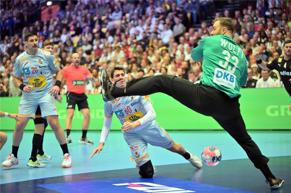 Torhüter Andreas Wolff vereitelt in der Anfangsphase einige Würfe.Sina Schuldt/dpa