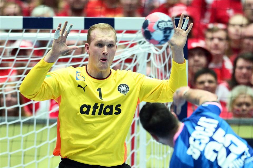 Torhüter David Späth hofft mit der DHB-Auswahl bei der Heim-WM 2027 auf Gold. (Archivbild) Sina Schuldt/dpa