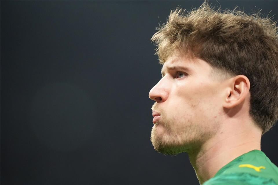 Torhüter Gregor Kobel hat das BVB-Trainingslager vorzeitig verlassen. (Archivbild)Marcus Brandt/dpa