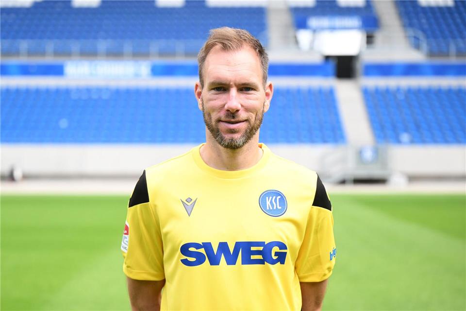 Torhüter Himmelmann steht auch in der nächsten Saison beim KSC unter Vertrag. (ArchivbildUli Deck/dpa