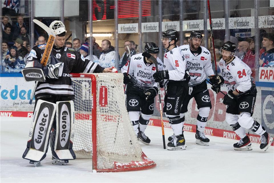 Torhüter Jonas Neffin (l) kommt zu den Eisbären. (Archivbild)Bernd Thissen/dpa