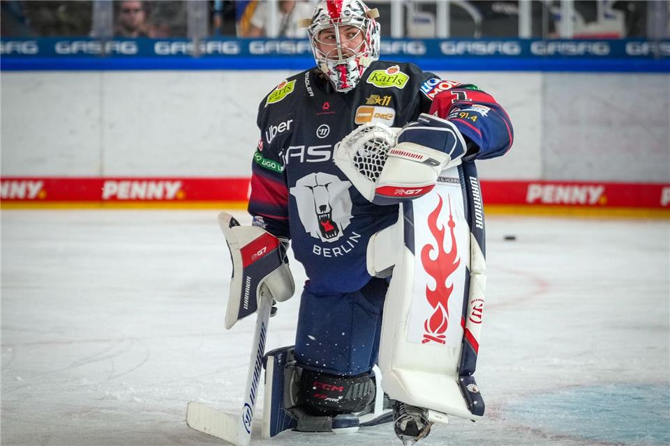 Torhüter Jonas Stettmer kassiert mit den Eisbären eine Heimniederlage. (Archivbild)Soeren Stache/dpa