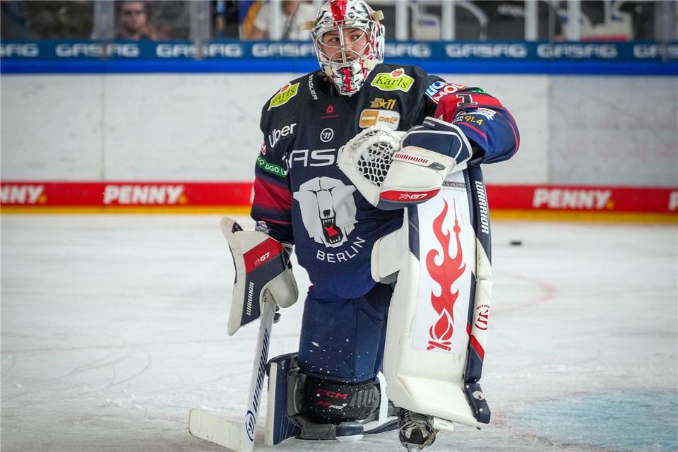 Torhüter Jonas Stettmer konnte die knappe Niederlage der Eisbären Berlin im fünften Viertelfinalspiel gegen Straubing nicht verhindern (Archivbild).Soeren Stache/dpa