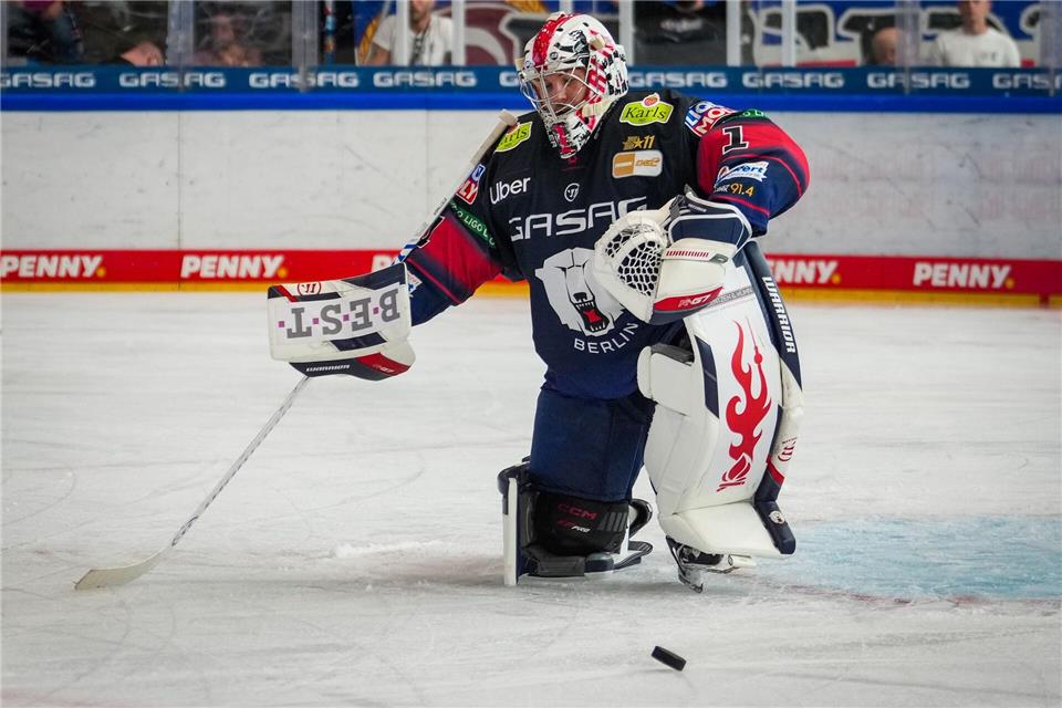 Torhüter Jonas Stettmer musste mit den Eisbären Berlin eine Heimniederlage gegen Straubing hinnehmen.Soeren Stache/dpa