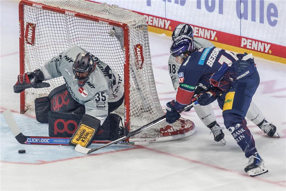 Torhüter Julius Hudacek im Tor der Kölner Haie im fünften Finalspiel gegen die Eisbären BerlinAndreas Gora/dpa