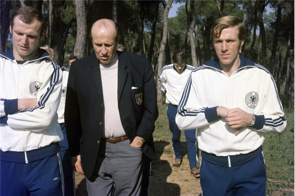 Torhüter Manfred Manglitz (l) absolvierte auch einige Länderspiele. (Archivbild)picture alliance / dpa