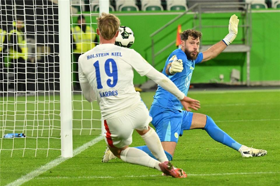 Fan-Plakat, interne Sitzung: Wolfsburg im Krisen-Modus  Torhüter Marius Müller äußerte sich nach dem Pokal-Aus gegen Kiel ziemlich deutlich in der Öffentlichkeit.Swen Pförtner/dpa