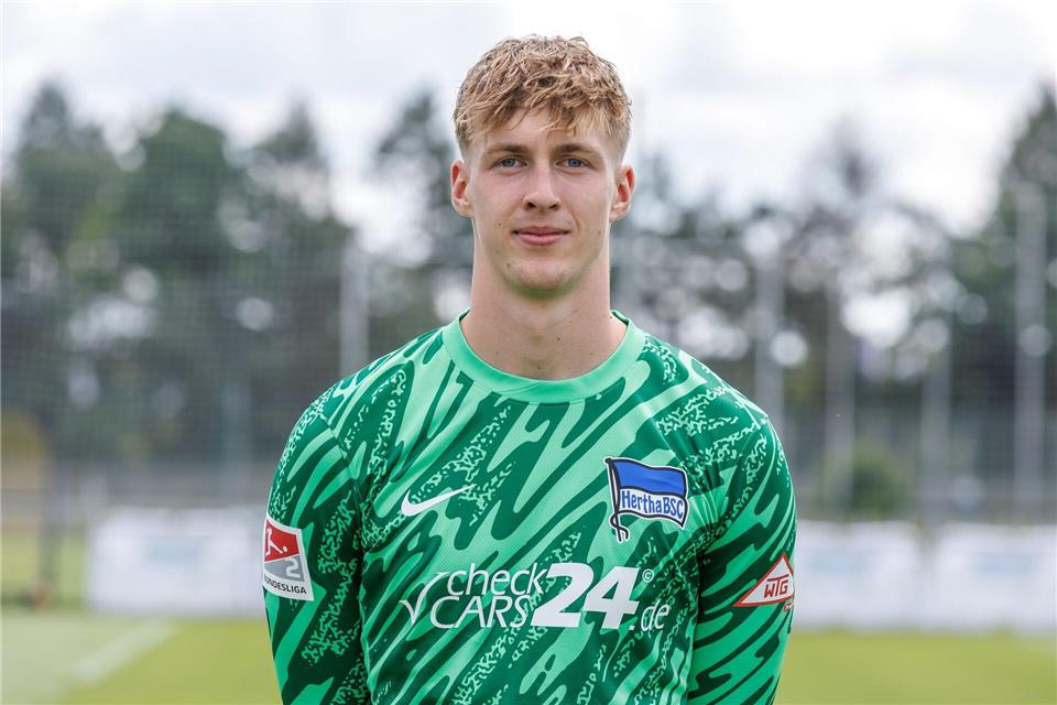 Torhüter Tim Goller hat seinen Vertrag bei Hertha BSC verlängert. (Archivbild)Andreas Gora/dpa