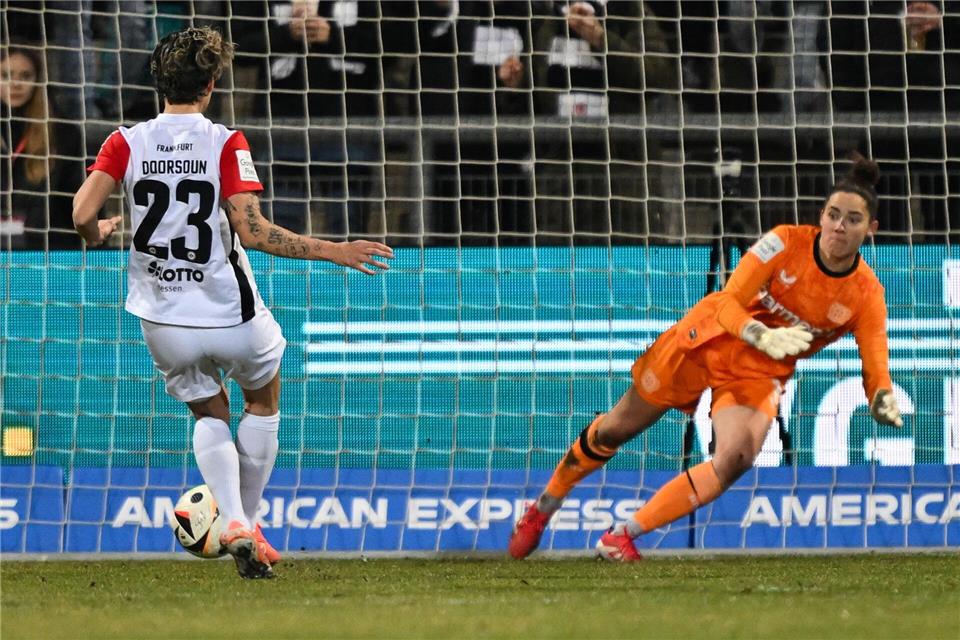 Torhüterin Charlotte Voll wird den Bayer-Frauen lange fehlen. (Archivfoto)Arne Dedert/dpa