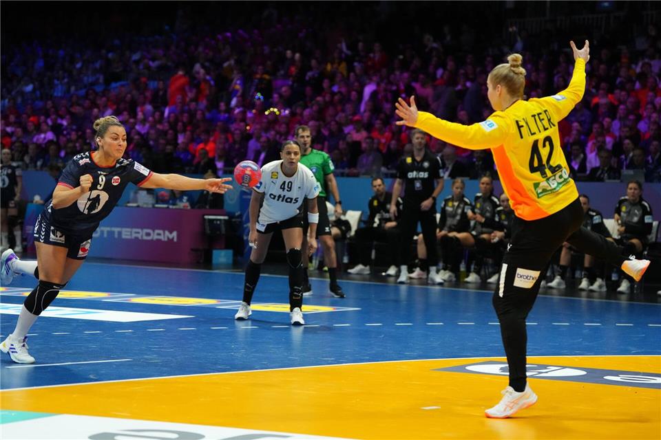 Torhüterin Katharina Filter kann zunächst nur wenig Würfe parieren.Peter Dejong/AP/dpa