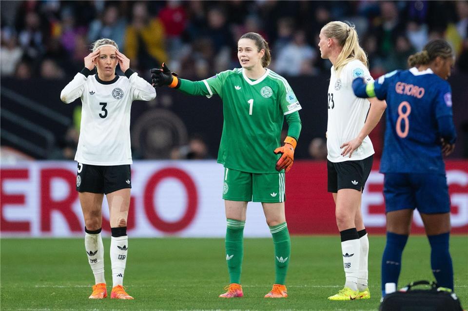 Stina Johannes: höhere Mathematik bei der Nummer 1 Torhüterin Stina Johannes (grünes Trikot): derzeit Nummer 1 im Nationalteam.Marius Becker/dpa