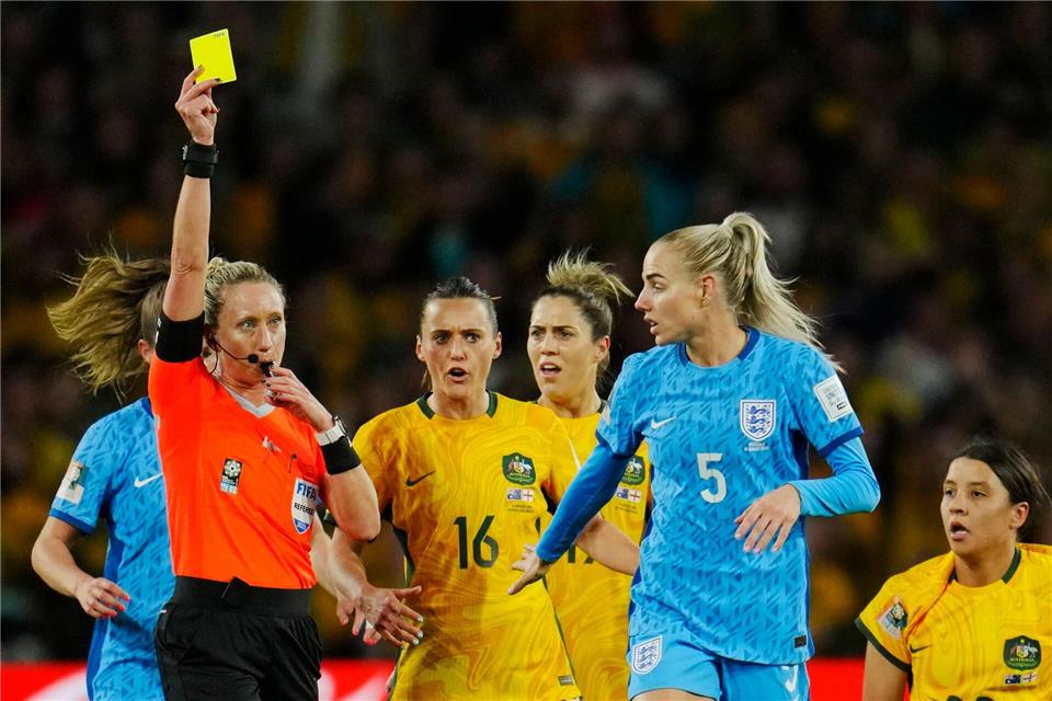 Tori Penso (l) leitete das Spiel von Tschechien gegen Südafrika. (Archivbild)Abbie Parr/AP/dpa