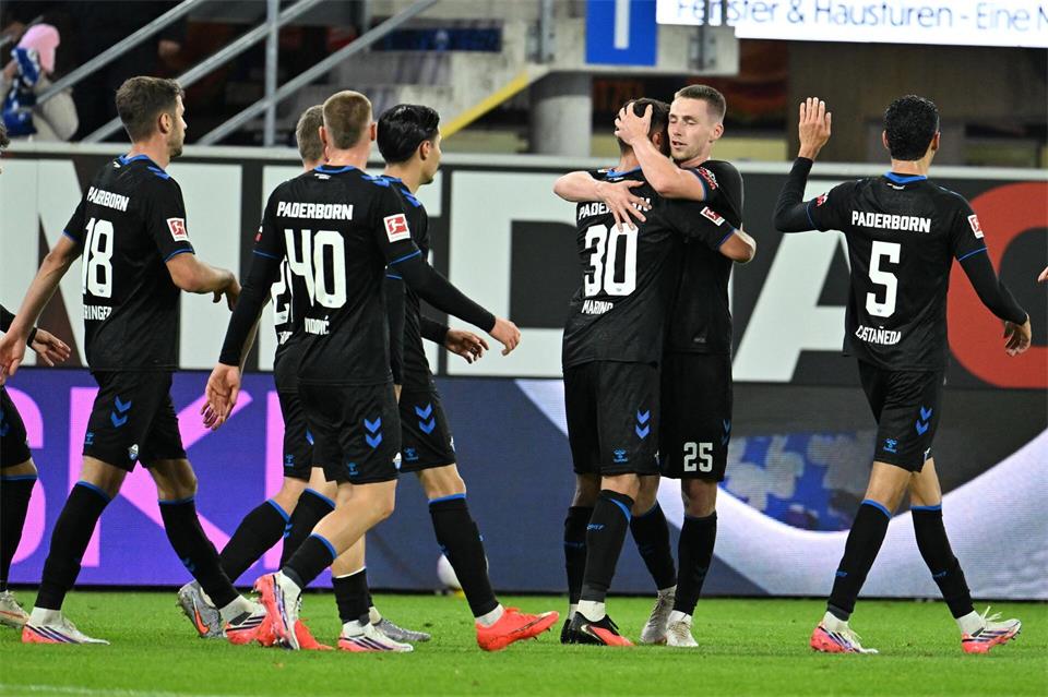 Torjubel beim SC Paderborn: Der Aufsteiger erzielte gegen Hoffenheim seine ersten Treffer.Swen Pförtner/dpa