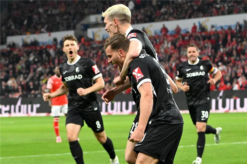 Torjubel der Freiburger: Ginter legt vor, Höler verwandelt.Torsten Silz/dpa