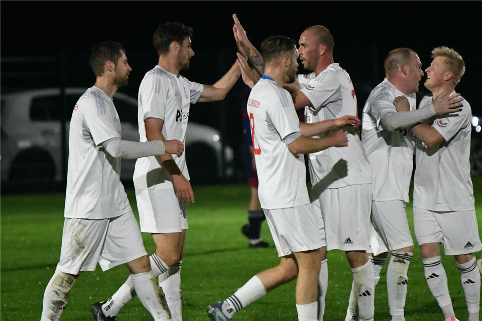 Torjubel des SV Illerhusen: Spielertrainer Aljoscha Kamp (Mitte) beglückwünscht den Doppeltorschützen Marius Maas (Zweiter von links) nach dem 2:1-Führungstreffer.