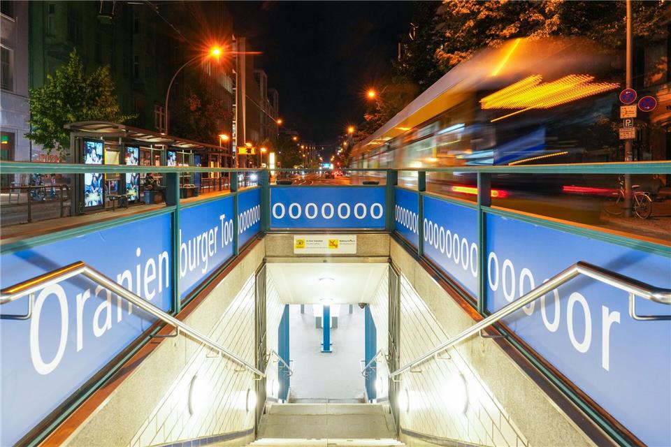 Torjubel im Namen: Die Berliner Verkehrsbetriebe haben die Namen von sechs U-Bahnhöfen mit der Bezeichnung „Tor“ zur Fußball-WM um einige Buchstaben verlängert.Oliver Lang/BVG/dpa