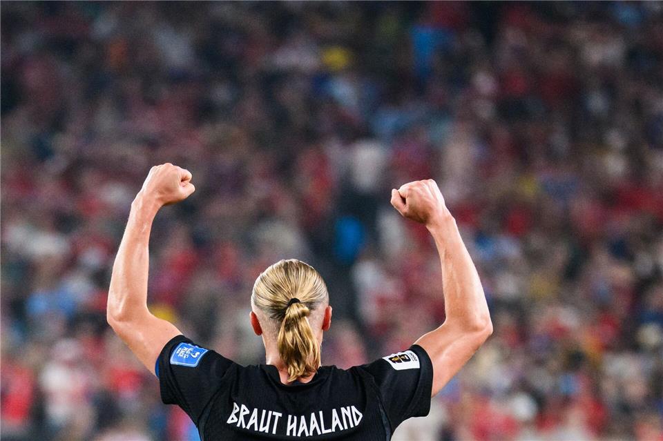 Torjubel mit neuem Schriftzug auf dem Trikot: Erling Braut Haaland. (Archivbild)Tom Weller/dpa