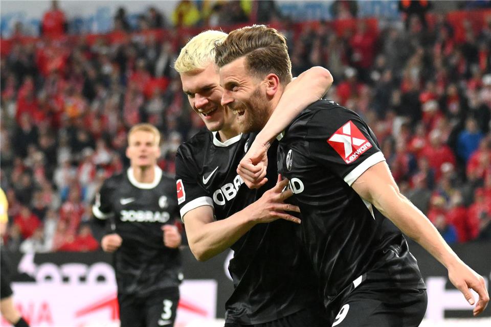 Torjubel von Schütze Höler und Assistgeber Ginter.Torsten Silz/dpa