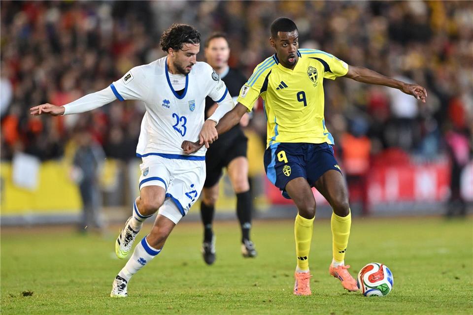 WM-Start in Gefahr: Schweden trennt sich von Coach Tomasson Torlos geblieben: Schwedens Stürmerstar Alexander Isak (r).Adam Ihse/TT News Agency/AP/dpa