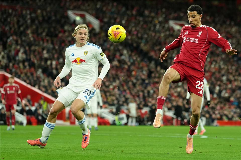 Torlos ins neue Jahr: Hugo Ekitiké (r) kam mit dem FC Liverpool nicht über eine Nullnummer gegen Leeds hinaus.Jon Super/AP/dpa