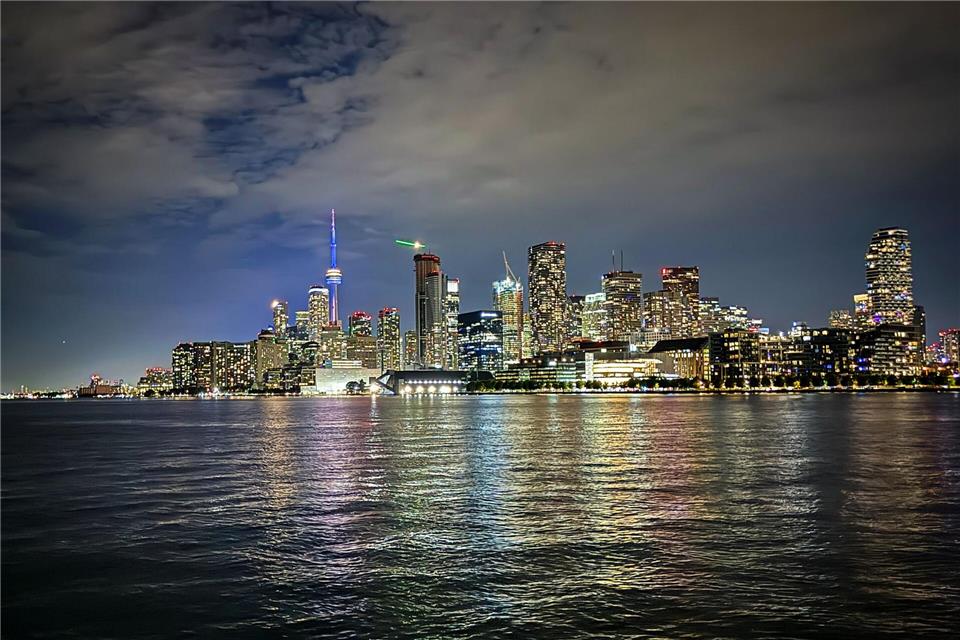 Torontos Skyline macht besonders bei Nacht Eindruck: Unverkennbar ist im Hintergrund das höchste Gebäude der Stadt, der CN Tower mit seinen 553 Metern.Christoph Jänsch/dpa-tmn
