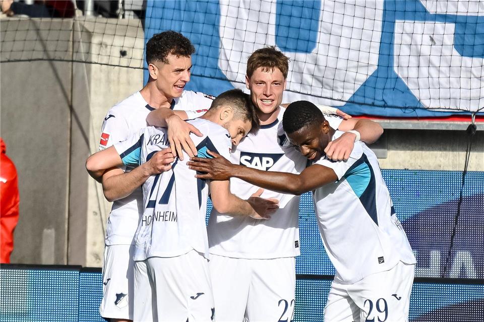 Torschütze Alexander Prass lässt sich von seinen Teamkollegen feiern.Harry Langer/dpa