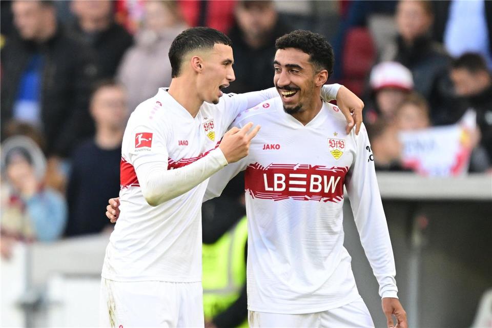 Torschütze Bilal El Khannouss (l) jubelt mit Tiago Tomas über das 1:0 gegen den 1. FC Heidenheim. Bernd Weißbrod/dpa