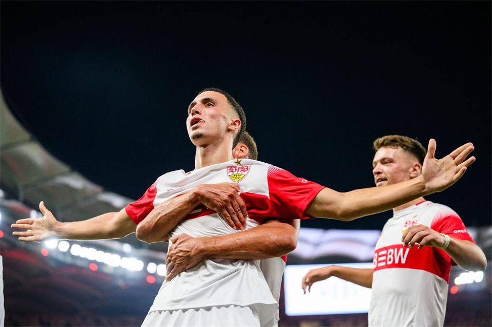Torschütze Bilal El Khannouss lässt sich feiern.Tom Weller/dpa
