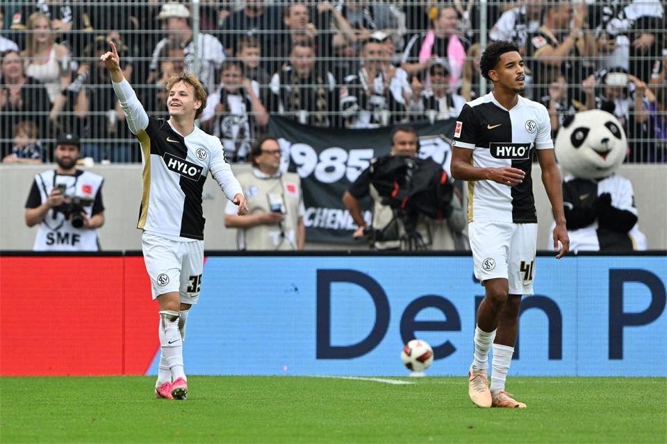 Torschütze Cole Campell (l.) jubelt an der Kaiserlinde.Harald Tittel/dpa