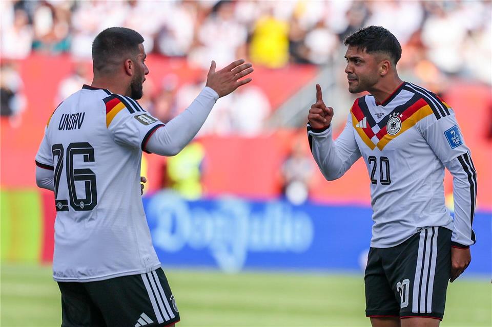 Torschütze Deniz Undav (l) und Flankengeber Nadiem Amiri bejubeln das 1:1.Jan Woitas/dpa